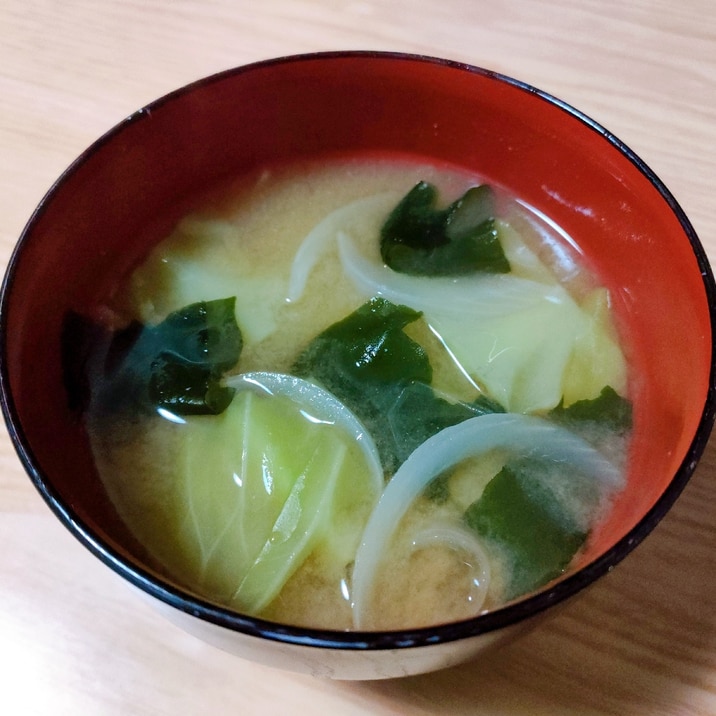 キャベツと玉ねぎとわかめの味噌汁